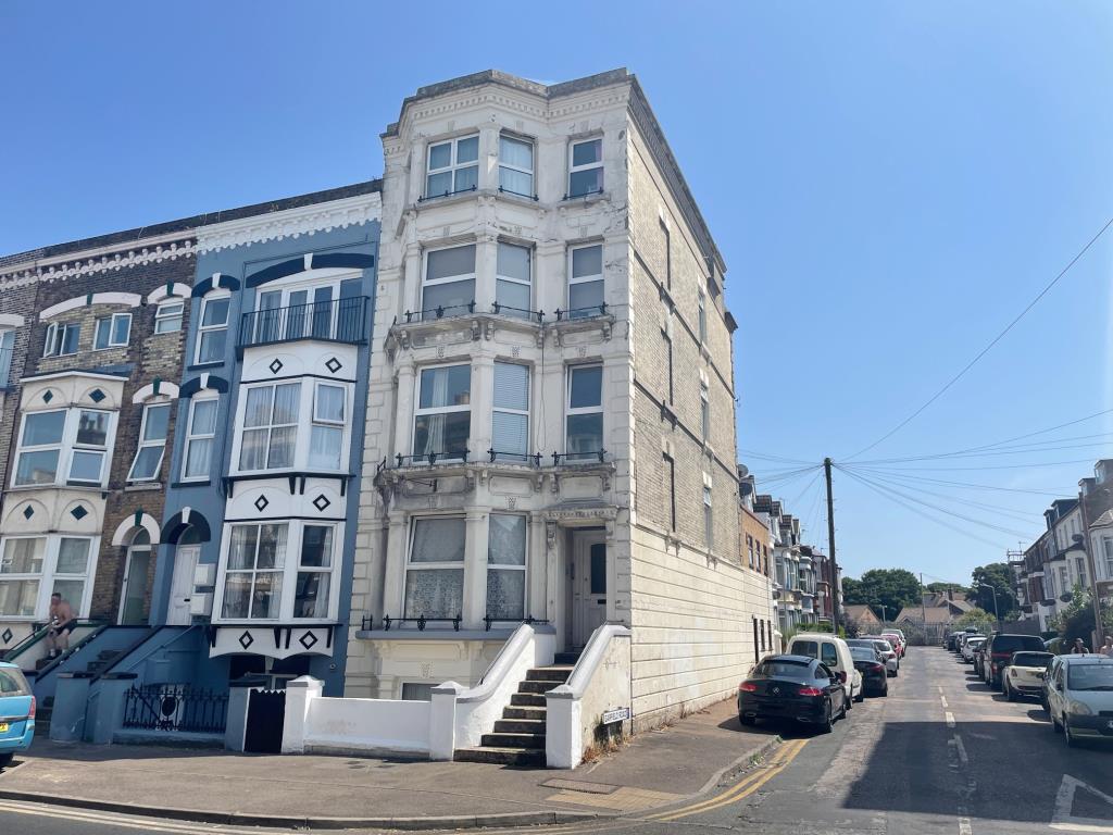 Lot: 141 - FLAT WITH SEA VIEWS AND SHARE OF FREEHOLD -